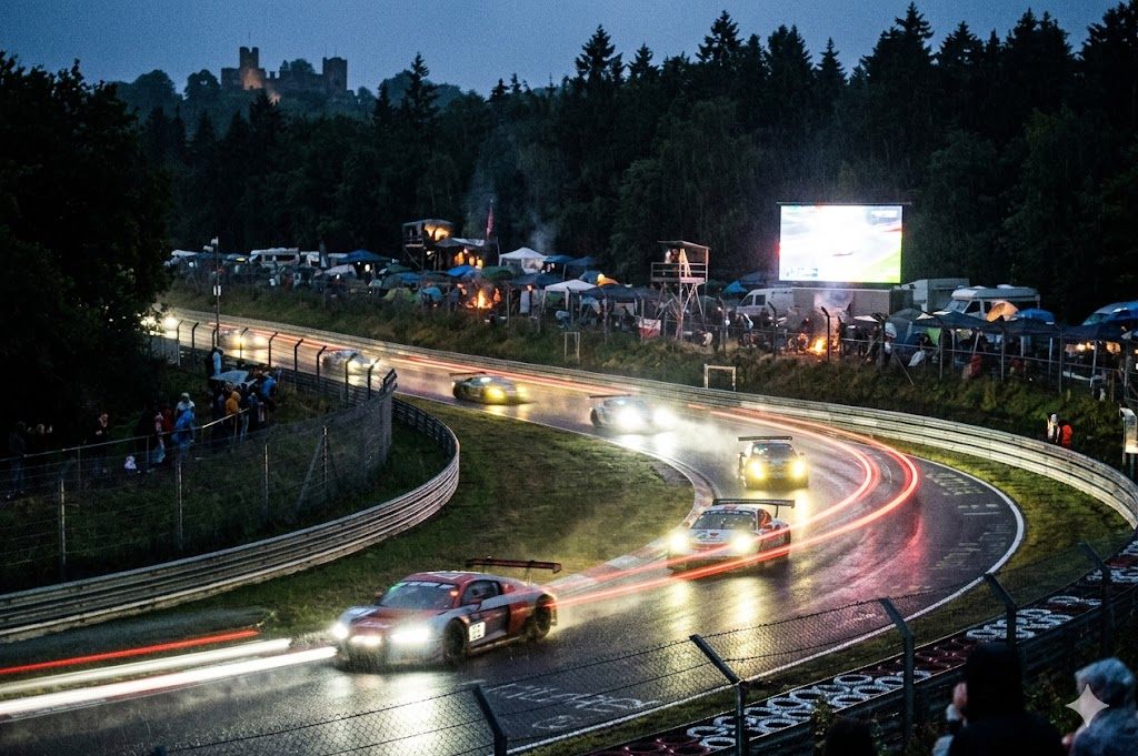 24 Heures du Nürburgring — course de nuit sous la pluie